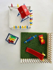 Lote de muebles de juguete vintage para casa de muñecas Renwal & Acme - piezas de patio de recreo y cercas - Imagen 1 de 23