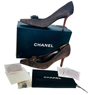 Zapatos de salón de gamuza marrón CHANEL icónicos flor de camelia talla 8,5 W caja original, bolso, etc. Foto 1 de 4