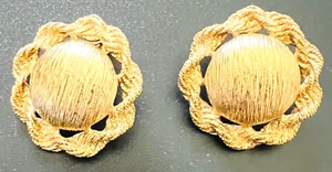 Pendientes con clip de colección firmados por Monet en tono dorado texturizado - alrededor de 1955 - Imagen 1 de 5