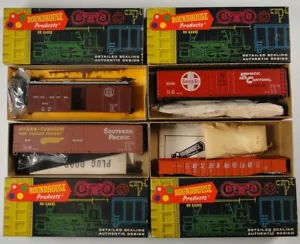 HO Scale Roundhouse (4) Assorted Freight Car Kits Southern Pacific, Santa Fe + - Picture 1 of 7