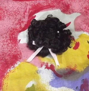 VINTAGE MONIQUE MADE IN MACAU SCHWARZE LOCKIGE PUPPENPERÜCKE 4-5 - Bild 1 von 1