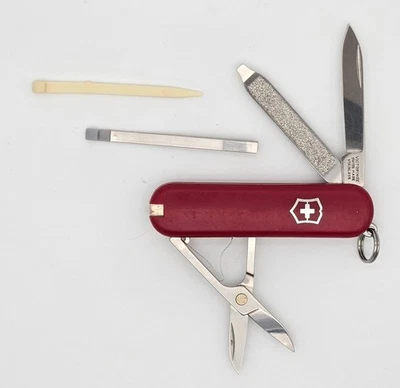 Navaja suiza Victorinox Classic SD roja 58 mm llavero multiherramienta - en muy buena condición Foto 1 de 4