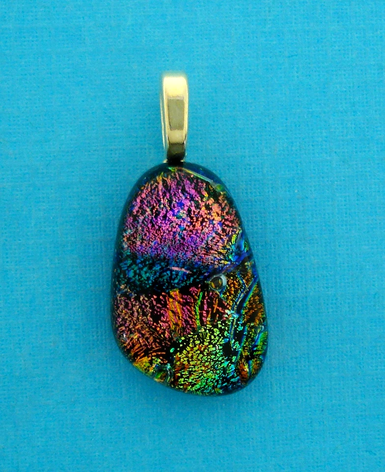 COLGANTE CRISTAL DICROICO, BONITA MEZCLA DE COLORES, FIANZA PLATEADA Foto 1 de 1