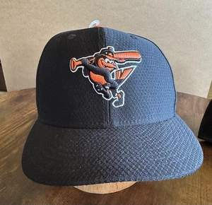 BALTIMORE ORIOLES CAPPELLO BALCK CARTONE ANIMATO UCCELLINO CON PIPISTRELLO, TAPPO MLB 7-1/2 MONTATO - Foto 1 di 11