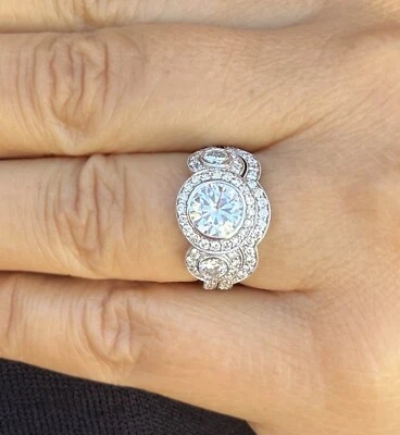 Anillo de compromiso de diamantes de corte redondo bisel halo certificado IGI 14K oro blanco 2,70 quilates Foto 1 de 4