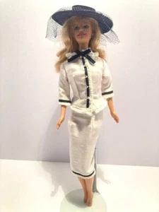 Barbie Cóctel Tokio Moda Traje de Negocios Conjunto y Accesorios (Muñeca Incluida) - Imagen 1 de 8