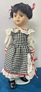 Muñeca Porceliana Trenzas de Pelo Corto Negro un Toque de Rojo - Imagen 1 de 14