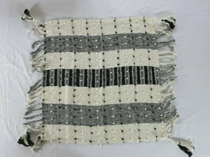 Mantel individual mexicano hecho a mano sobremesa negro blanco rayas puntos flecos 23" x 23" - Imagen 1 de 3