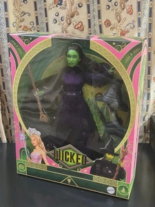 Mattel Wicked Movie Deluxe Elphaba mit Puppenständer URL FEHLER Druckfehler NEU IN BOX - Bild 1 von 3