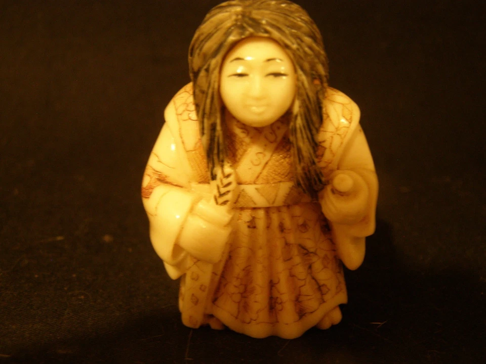Figura de resina Netsuke japonesa de colección giratoria de dos caras de vampiro/mujer firmada Foto 1 de 4