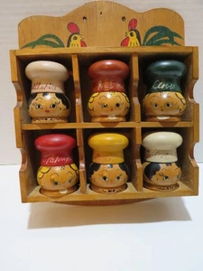 Vintage Ucagco Japan handbemalte Holz Gewürzstreuer mit Regal 6-2,5" Regal 10" x 8" - Bild 1 von 5