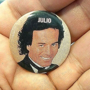JULIO INGLESIAS 1 1/4" Pinback spanischer Sänger und Songwriter über 3 Millionen verkauft - Bild 1 von 2