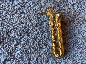 Pin Saxofón Dorado, Future Primitive EE. UU. - Imagen 1 de 3
