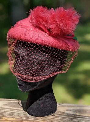 Sombrero de lana vintage Merrimac rosa pluma estrás mujer red EE. UU. mediados de siglo Foto 1 de 4