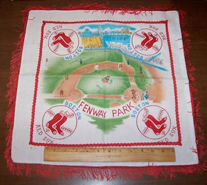 VINTAGE BOSTON RED SOX FENWAY PARK 17"X17' ORNAMENTAL BORLA DOILY / COLCHONETA RARA - Imagen 1 de 3