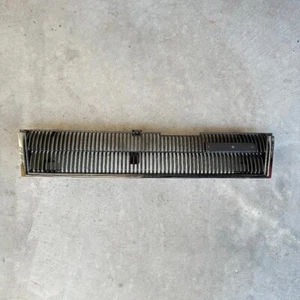 New GRILLE CHROME ARGENT.88-89 MAZDA 929 4DR SEDAN HF0550710A - Bild 1 von 2