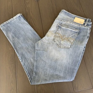 BKE Buckle Jake Straight Leg Mens 42x32 Light Wash Blue Premium Stretch Denim - Picture 1 of 15