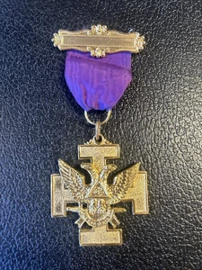 vintage SPES MEA IN DEO EST 32 double eagle Freemason pin w/ purple ribbon - Picture 1 of 6