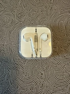 Apple EarPods Corded WITH WIRE White Earbuds Headphones 3.5mm New - Zdjęcie 1 z 2