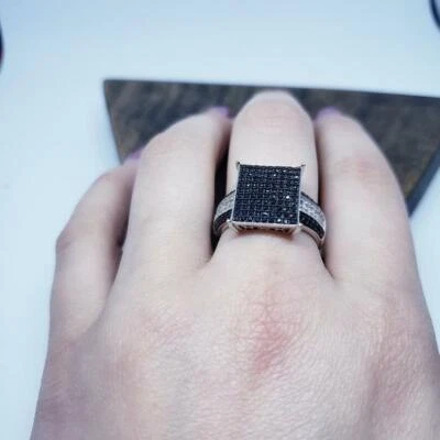 Anillo banda totalmente inundado de circonita cúbica de 1 quilate para hombre enchapado en oro blanco de 14 k plateado Foto 1 de 4