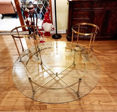 Juego de 3 mesas de centro de latón estilo mediados de siglo Maison Jansen - pies de casco  Foto 1 de 4