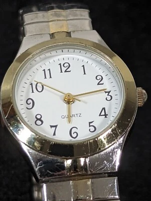 女士白色表盘银色圆形表壳不锈钢弹力表带手表 6.5 英寸 — 第 1/4 张图片