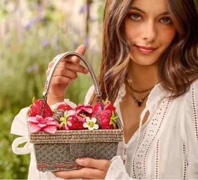 Hermoso mango superior sellado facial Mary Frances Berry Foto 1 de 4