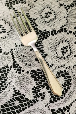 👌HOLMES &EDWARDS c1935 GUEST OF HONOR SILVERPLATED "4.25" BABY👶 FORK  - Image 1 of 4