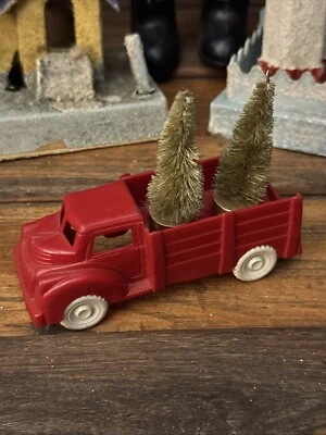 Caminhão de brinquedo de plástico vermelho Lapin 1941-1946 cabine sobre Chevy com 2 árvores - Imagem 1 de 4