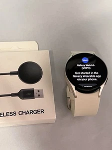 Samsung Galaxy Watch6 SM-R930 40mm Gold Aluminum Case with Cream Sport Band... - Photo 1 sur 5