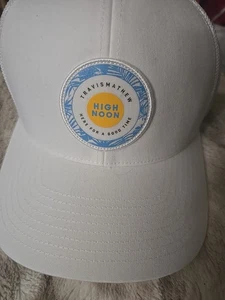 Travis Mathew High Noon Seltzer Gästemütze weiß Trucker Druckknopflasche Yupoong Golf - Bild 1 von 9
