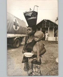 Mutter Vertrieben Rotes Kreuz LKW BIAFRA Afrika Konflikt 1970 Pressefoto - Bild 1 von 2
