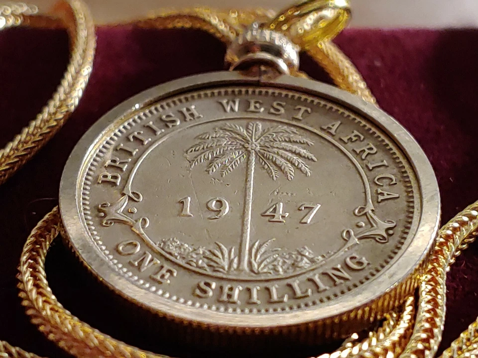 Colgante de palma de África Occidental Británica 1947 en cadena cola de zorro llena de oro de 28" 18k Foto 1 de 4