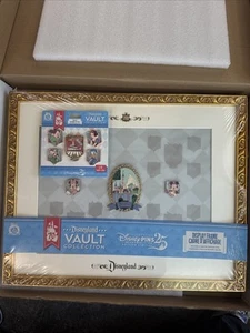 Disneyland DLR 70th Anniversary Vault Collection LE Pin Frame & 8 LE Pins Set - Foto 1 di 4