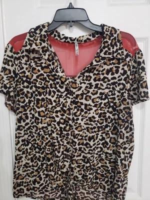 Женская блузка на пуговицах Reckless Hearts 1X леопардовый принт с красным, завязанным спереди - Изображение 1 из 4