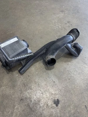 2004-2006 GMC Yukon, Chevrolet Tahoe, or Chevrolet Suburban OEM Air Box - Imagen 1 de 4