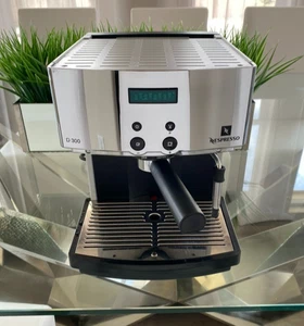 Máquina de café comercial Nespresso tipo D300 de acero inoxidable en estado de funcionamiento - Imagen 1 de 8