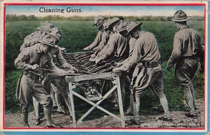 SOLDADOS DEL EJÉRCITO ARMAS DE LIMPIEZA 1919 PRIMERA GUERRA MUNDIAL POSTAL VINTAGE 033025 U - Imagen 1 de 2