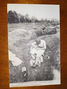 CPA - MILITARIA - Au bord de la tranchée - Poilu cherchant ses poux - Imagen 1 de 2