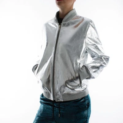 Chaqueta de cuero bombardero de piel de cordero hecha a mano plateada metálica para mujer calce ajustado  Foto 1 de 4