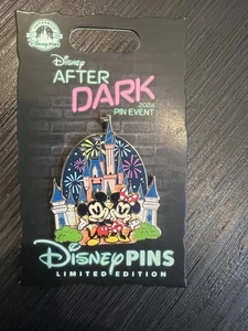 NUEVO - Pin Disney After Dark Mickey & Minnie Castle LE 750 con luz negra - Imagen 1 de 1