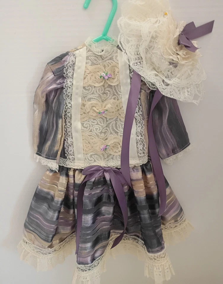 Vestido y sombrero cintura caída para muñeca antigua de 24" Foto 1 de 1