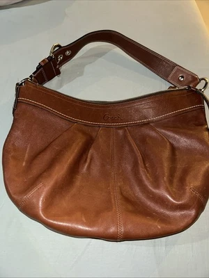 Bolso de hombro Coach de cuero plisado hobo en marrón Foto 1 de 4