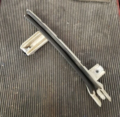 GMC Acadia Puerta Pasajero Delantera Derecha Ventana Canal Guía 20945301 2010-2017 Foto 1 de 4