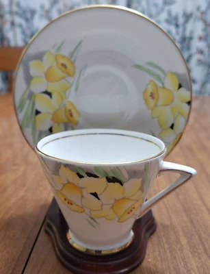 Taza de té y platillo floral narciso vintage TF&S Ltd. Phoenix Bone China Foto 1 de 4