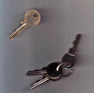 4 Flat Keys - Picture 1 of 1