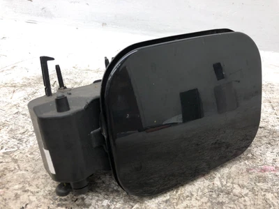 2017-2023 GMC ACADIA FUEL TANK DOOR W/POCKET (621D) 84339020 GRAY METALLIC - Изображение 1 из 4