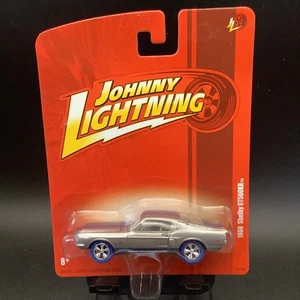 Johnny Lightning 1968 Ford Mustang Shelby GT500KR RARE RUOTE BLU CON PROTEZIONE - Foto 1 di 3