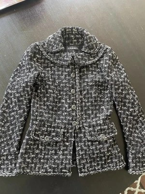 Chaqueta icónica Chanel de tweed negra de la colección París/Edimburgo - 38 FR Foto 1 de 4