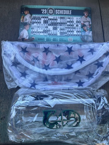 NEW MLB Seattle Mariners Fanny Pack Camo Water Bottle 32oz & Magnetic Schedule Cover